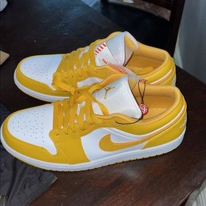 Jordan 1 low pollen  never worn
